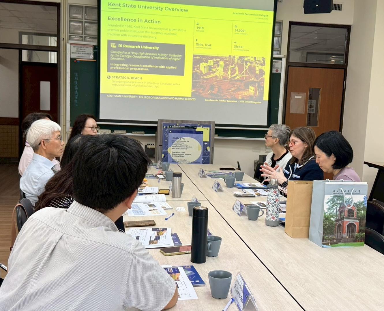 學者說明該校教育目的與目標