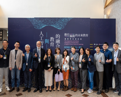 10月25日師長於北教大活動看板前之合照