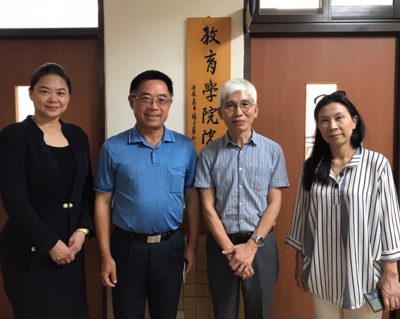 左一穿套裝女子，左二戴眼睛男子，右二戴眼鏡男子，右一白衣女子